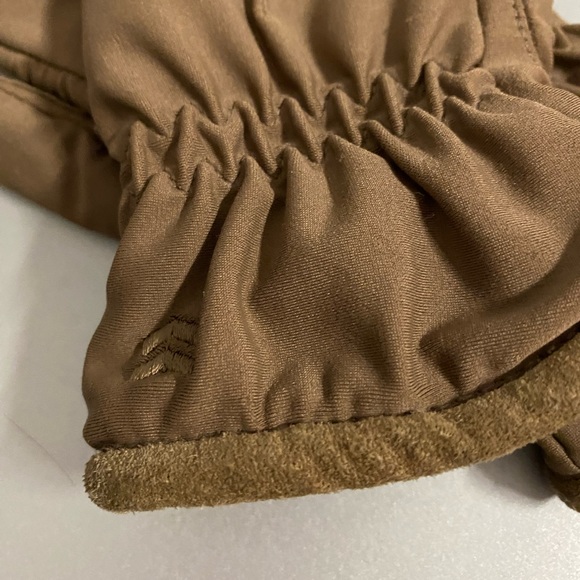 Isotoner woman's soft & stretchy gloves with suede palms, Sz. 7-7 1/2  (says OS) - Picture 3 of 5